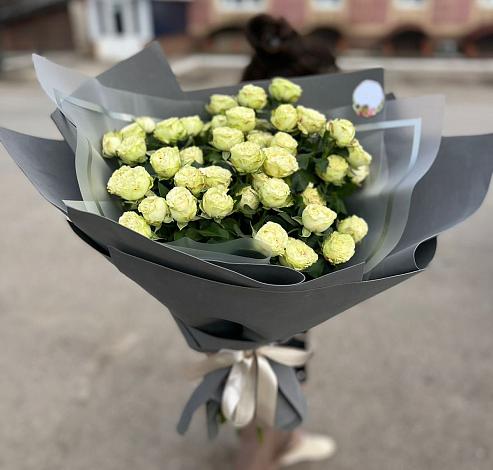 Букет Белые кустовые розы Солинеро в Буденновске