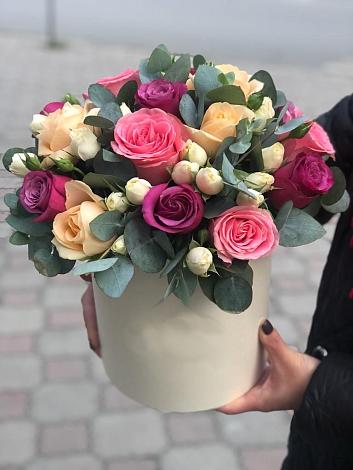 Цветочная композиция из Розы в шляпной коробке в Буденновске